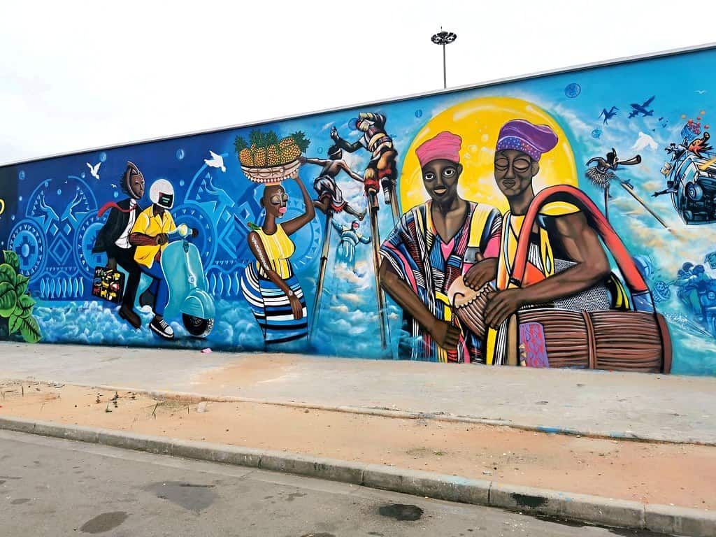 SUENA EL TAM TAM: EL LIENZO QUE RESPIRA EN BENÍN: LA PARED DE LOS 260 METROS EN OUIDAH
