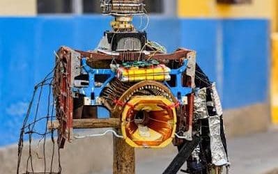 SUENA EL TAM TAM: EL ESTUDIANTE UGANDÉS QUE CONSTRUYÓ UN ROBOT HUMANOIDE SIN PISAR SILICON VALLEY