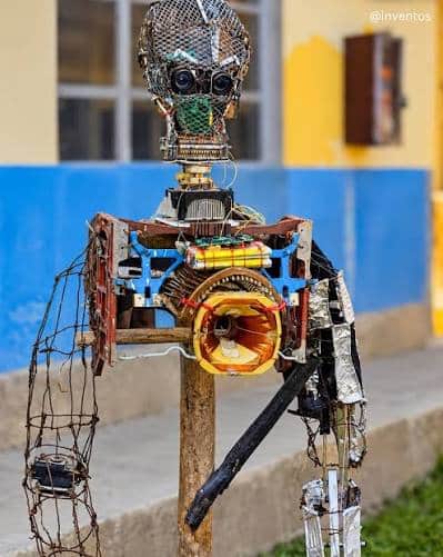 SUENA EL TAM TAM: EL ESTUDIANTE UGANDÉS QUE CONSTRUYÓ UN ROBOT HUMANOIDE SIN PISAR SILICON VALLEY